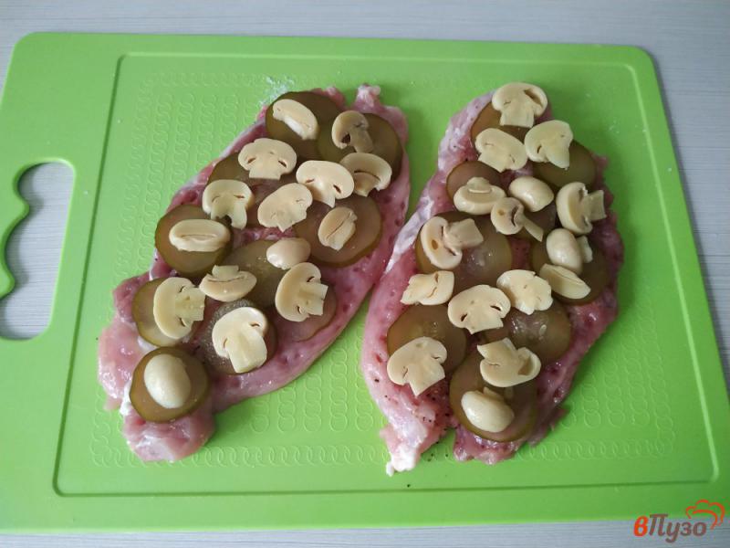 Фото приготовление рецепта: Свинина запечённая с маринованными грибами и огурцами шаг №4