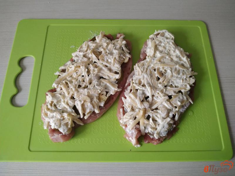 Фото приготовление рецепта: Свинина запечённая с маринованными грибами и огурцами шаг №6