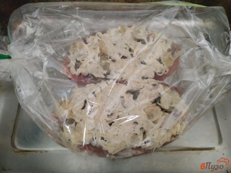 Фото приготовление рецепта: Свинина запечённая с маринованными грибами и огурцами шаг №7