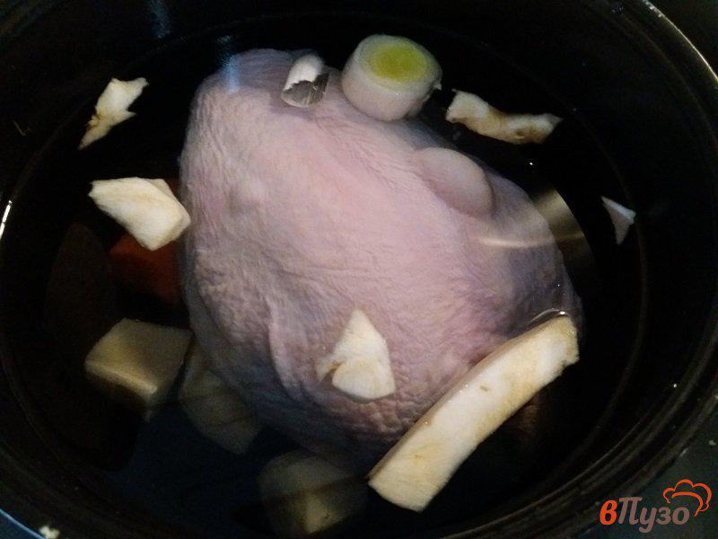 Фото приготовление рецепта: Куриный бульон с кореньями и овощами шаг №2