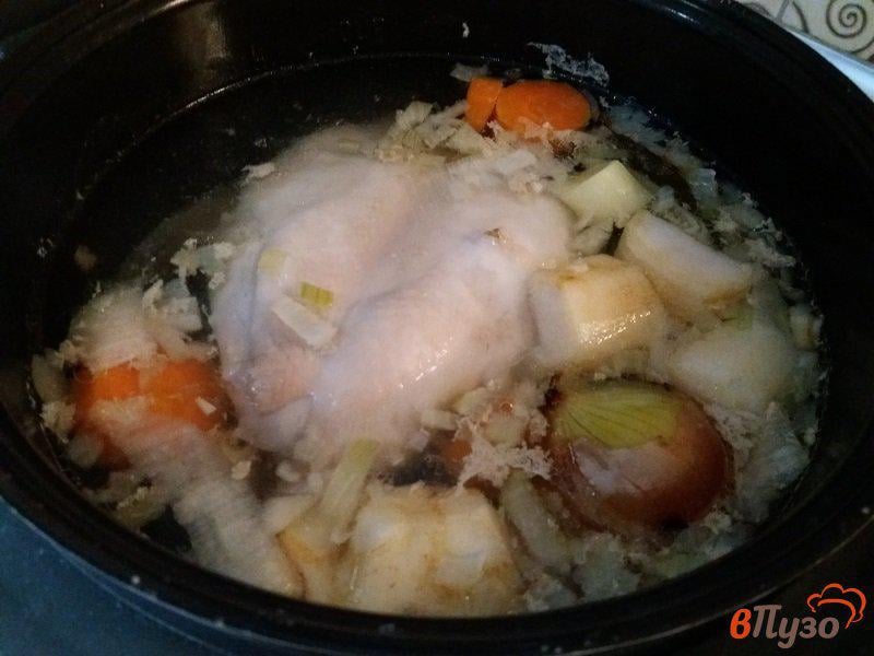 Фото приготовление рецепта: Куриный бульон с кореньями и овощами шаг №3
