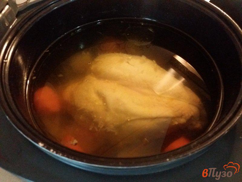 Фото приготовление рецепта: Куриный бульон с кореньями и овощами шаг №4