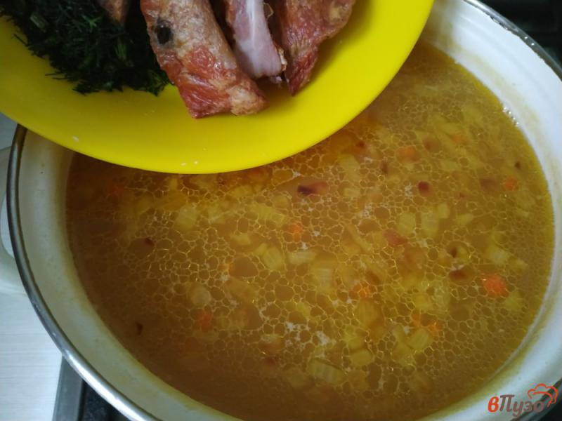 Фото приготовление рецепта: Гороховый суп с копчёными рёбрышками шаг №9