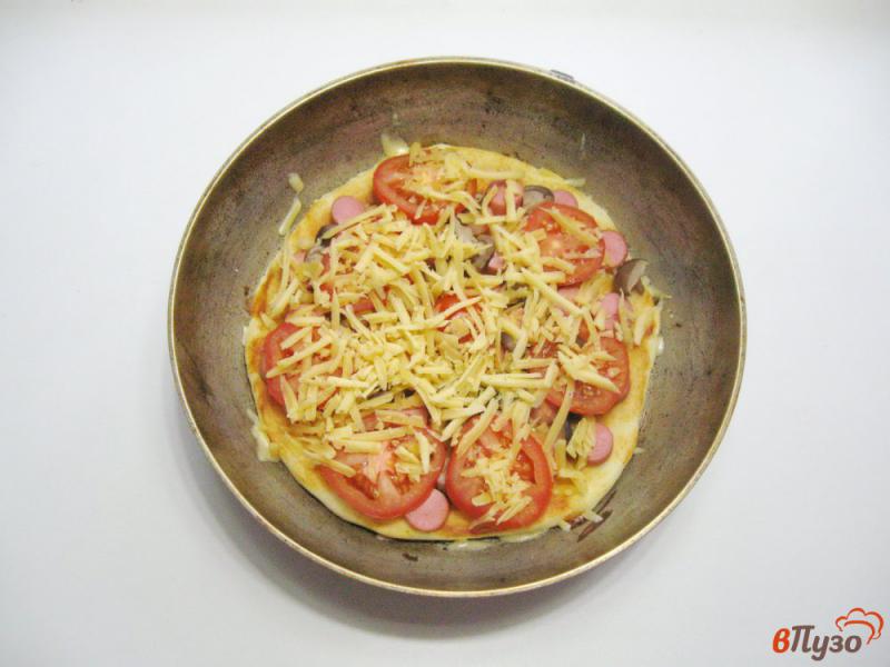 Фото приготовление рецепта: Пицца с сосисками и маринованными груздями шаг №6