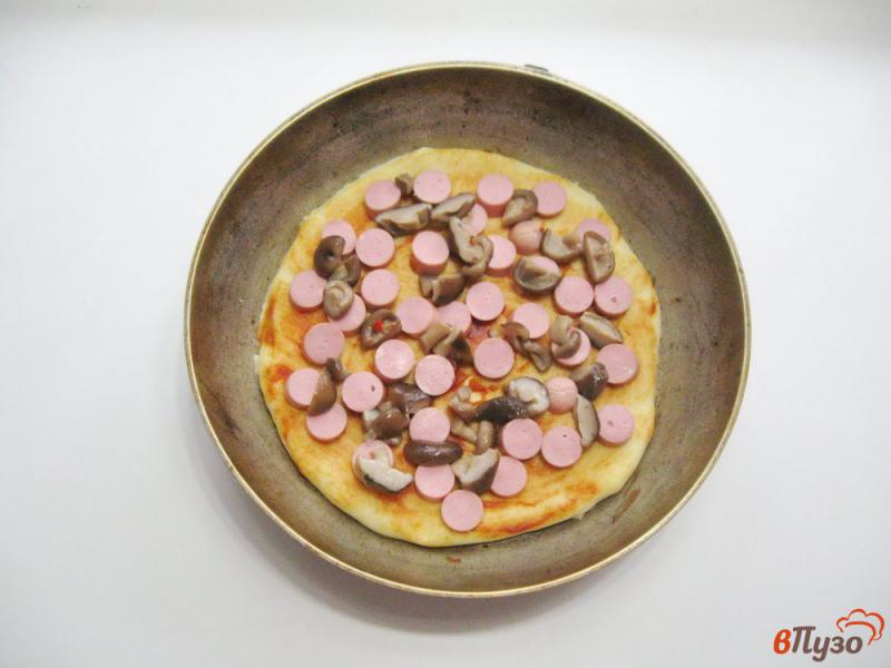 Фото приготовление рецепта: Пицца с сосисками и маринованными груздями шаг №4