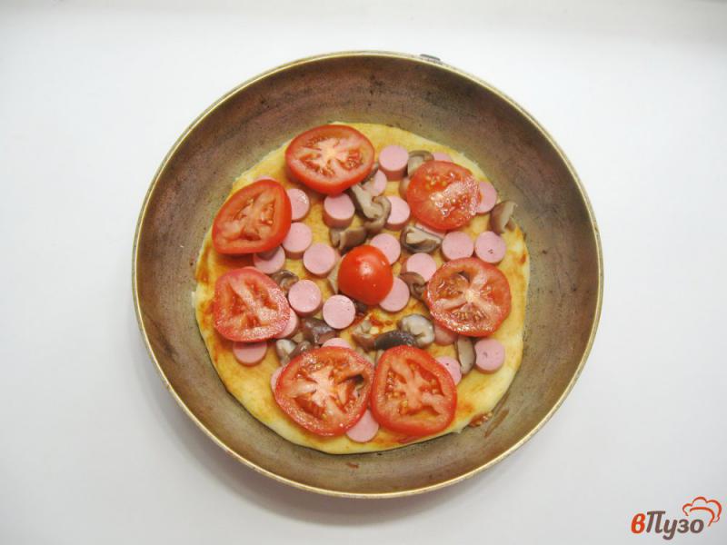 Фото приготовление рецепта: Пицца с сосисками и маринованными груздями шаг №5