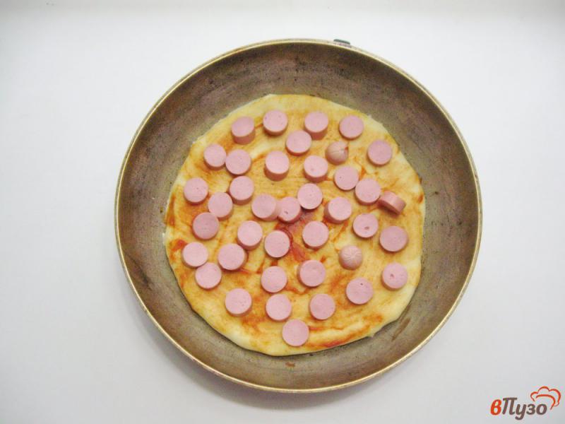 Фото приготовление рецепта: Пицца с сосисками и маринованными груздями шаг №3