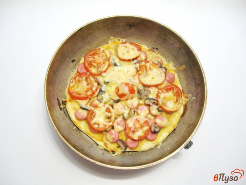 Фото приготовление рецепта: Пицца с сосисками и маринованными груздями шаг №7