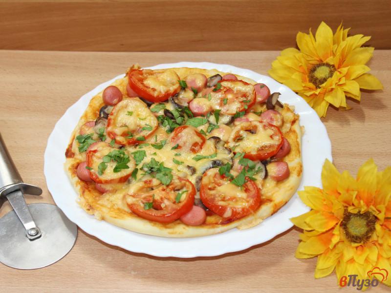 Фото приготовление рецепта: Пицца с сосисками и маринованными груздями шаг №8
