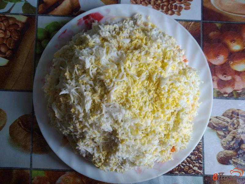 Фото приготовление рецепта: Слоёный салат с грибами и кукурузой шаг №9