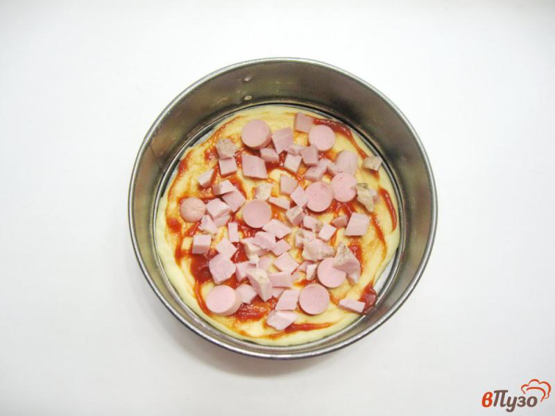 Фото приготовление рецепта: Мини-пицца с ветчиной и сосисками шаг №3