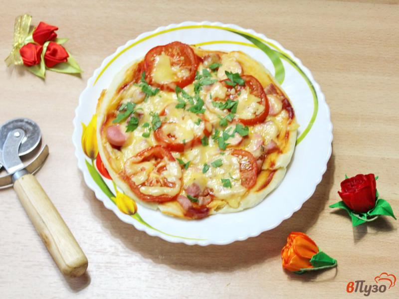 Фото приготовление рецепта: Мини-пицца с ветчиной и сосисками шаг №7