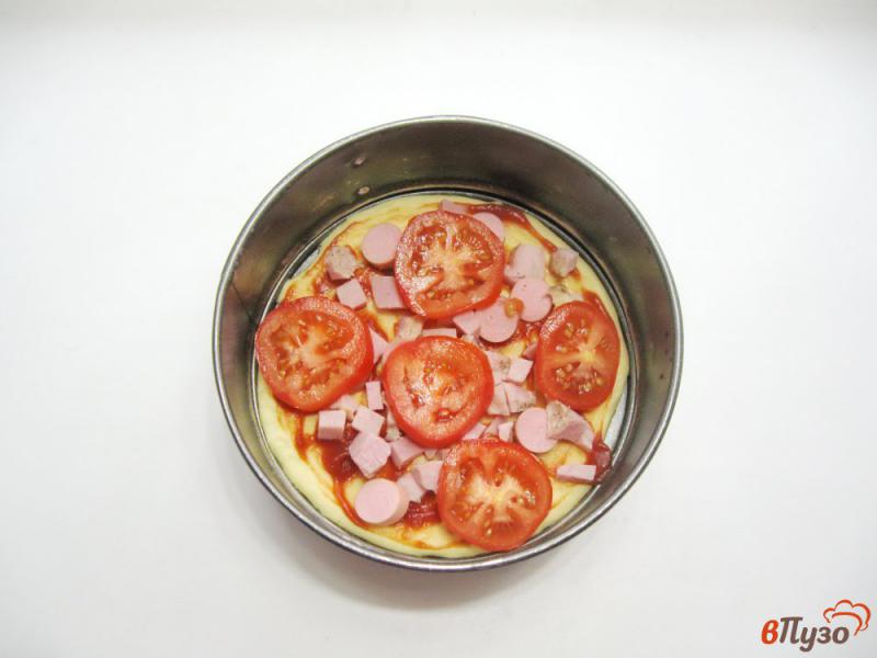 Фото приготовление рецепта: Мини-пицца с ветчиной и сосисками шаг №4