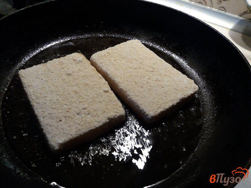 Фото приготовление рецепта: Филе трески в кунжутной панировке с сыром шаг №2