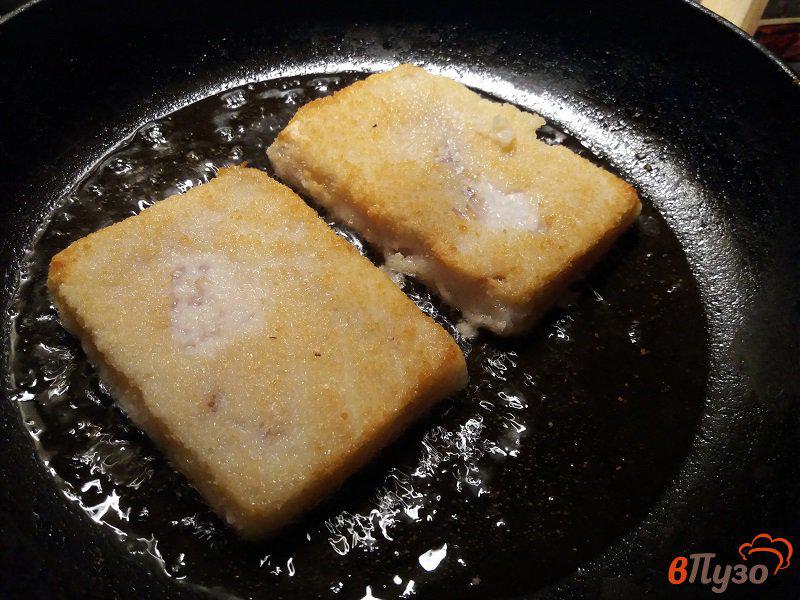 Фото приготовление рецепта: Филе трески в кунжутной панировке с сыром шаг №3