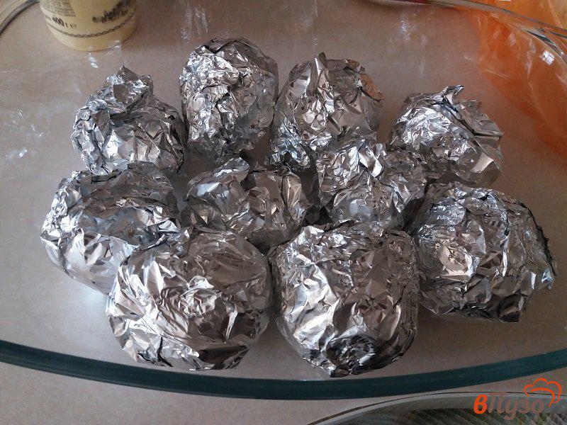 Фото приготовление рецепта: Салат из свеклы с изюмом и чесноком шаг №2