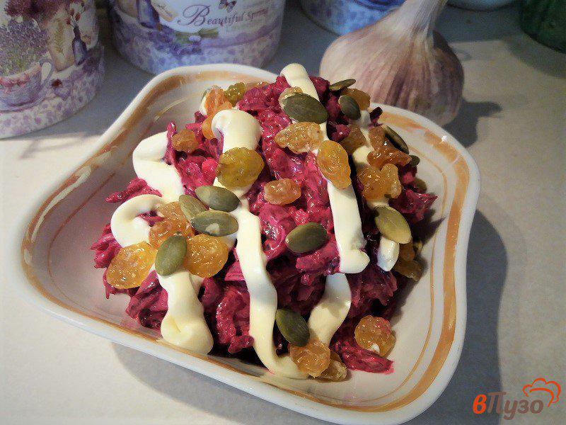 Фото приготовление рецепта: Салат из свеклы с изюмом и чесноком шаг №9