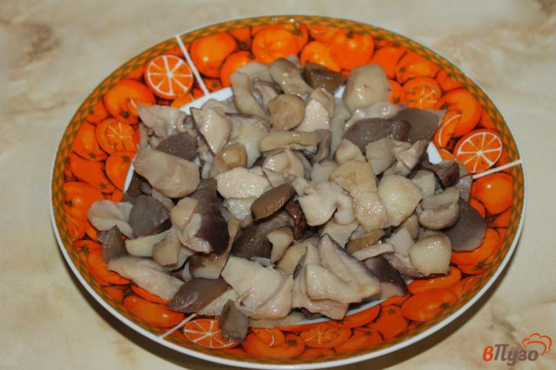 Фото приготовление рецепта: Жульен из мидий с белыми грибами шаг №3