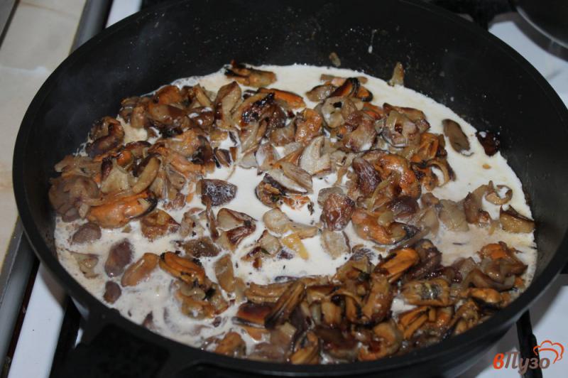 Фото приготовление рецепта: Жульен из мидий с белыми грибами шаг №6