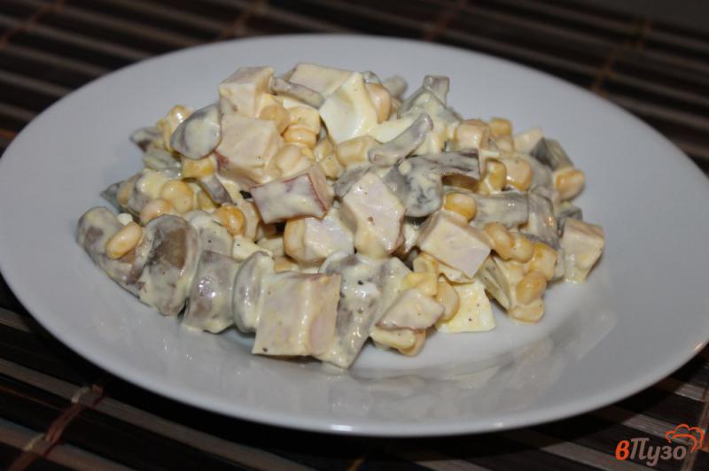 Фото приготовление рецепта: Салат из копченого куриного филе кукурузы и грибов шаг №6