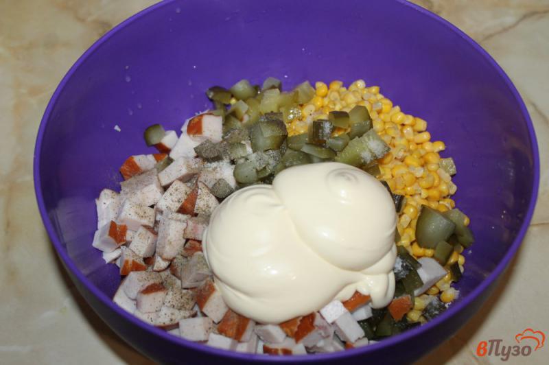 Фото приготовление рецепта: Салат из копченого куриного филе кукурузы и грибов шаг №5