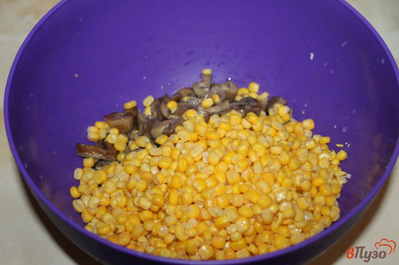 Фото приготовление рецепта: Салат из копченого куриного филе кукурузы и грибов шаг №3