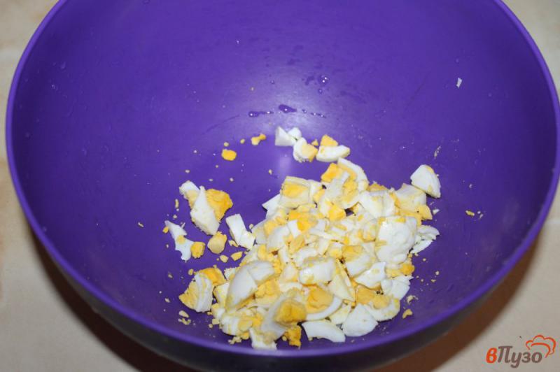 Фото приготовление рецепта: Салат из копченого куриного филе кукурузы и грибов шаг №1