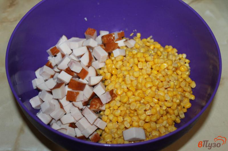 Фото приготовление рецепта: Салат из копченого куриного филе кукурузы и грибов шаг №4