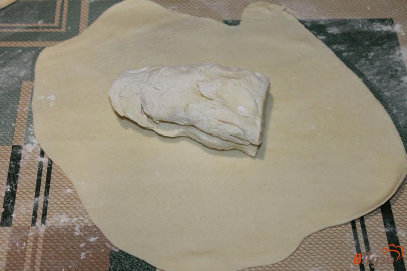 Фото приготовление рецепта: Пицца на слоеном тесте с колбасой грибами и оливками шаг №1