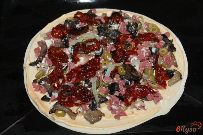 Фото приготовление рецепта: Пицца на слоеном тесте с колбасой грибами и оливками шаг №6