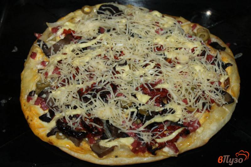 Фото приготовление рецепта: Пицца на слоеном тесте с колбасой грибами и оливками шаг №7