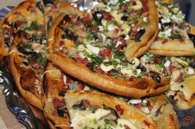 Фото приготовление рецепта: Пицца на слоеном тесте с колбасой грибами и оливками шаг №8