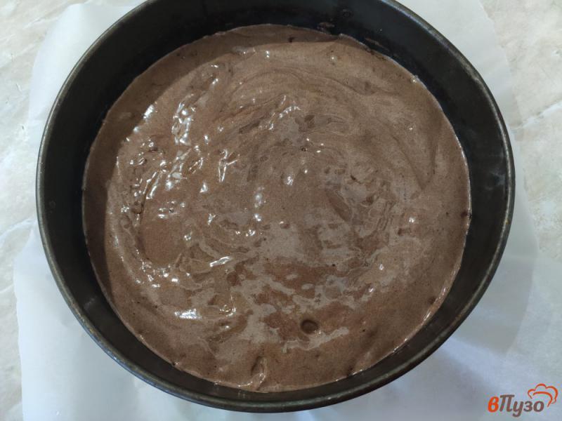 Фото приготовление рецепта: Шоколадный торт с вишней и творожным кремом шаг №4