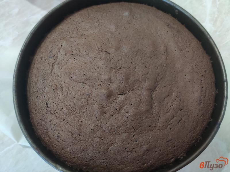 Фото приготовление рецепта: Шоколадный торт с вишней и творожным кремом шаг №5