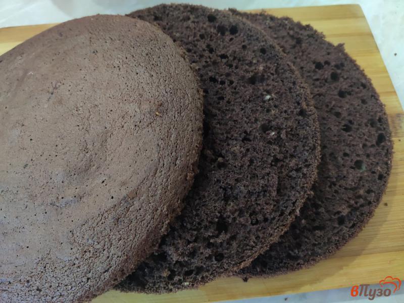 Фото приготовление рецепта: Шоколадный торт с вишней и творожным кремом шаг №6