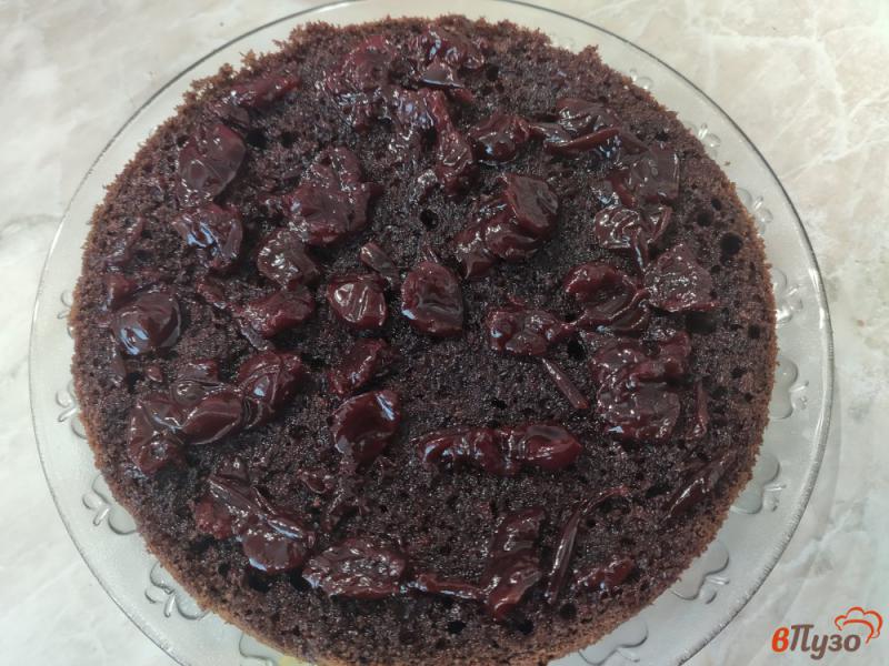 Фото приготовление рецепта: Шоколадный торт с вишней и творожным кремом шаг №9