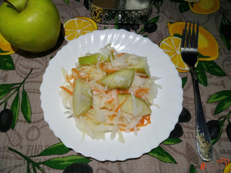 Фото приготовление рецепта: Маринованная капуста с яблоками и медом шаг №8
