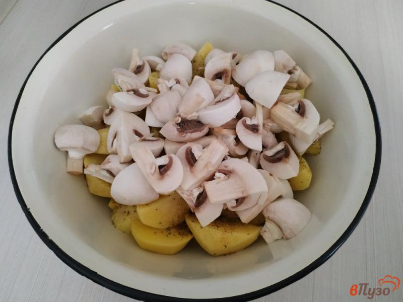 Фото приготовление рецепта: Картофель запечённый с грибами в рукаве шаг №4