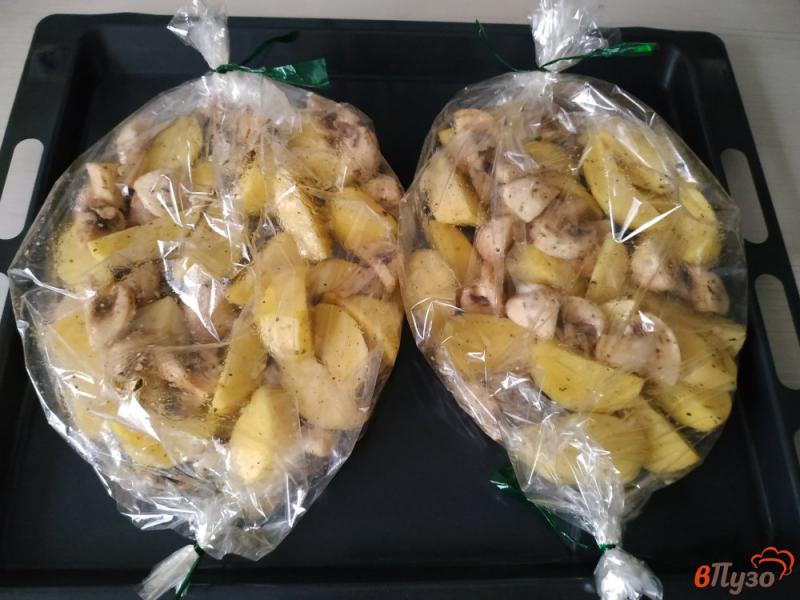 Фото приготовление рецепта: Картофель запечённый с грибами в рукаве шаг №5