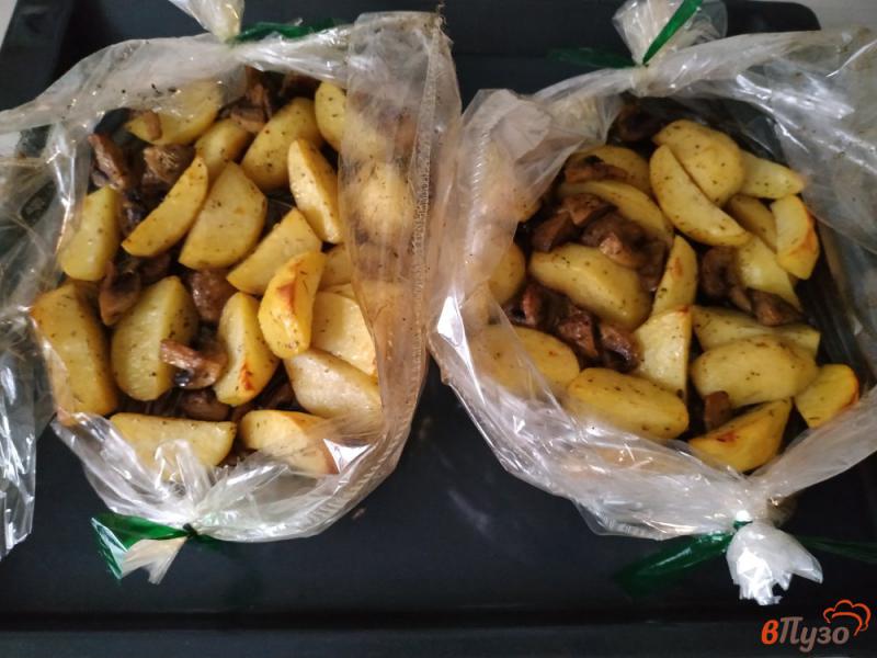 Фото приготовление рецепта: Картофель запечённый с грибами в рукаве шаг №6