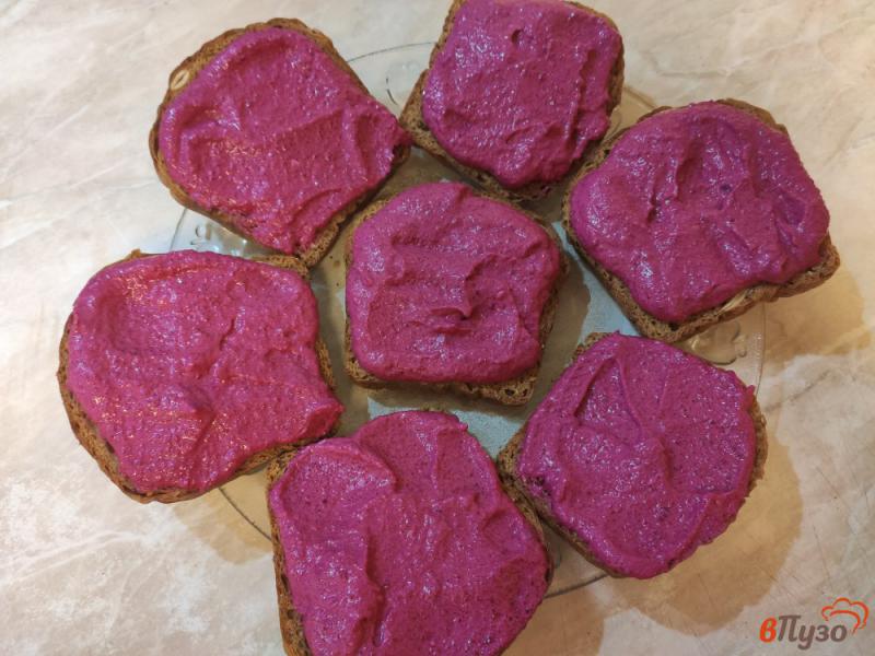 Фото приготовление рецепта: Бутерброды со свекольной намазкой и сельдью шаг №4