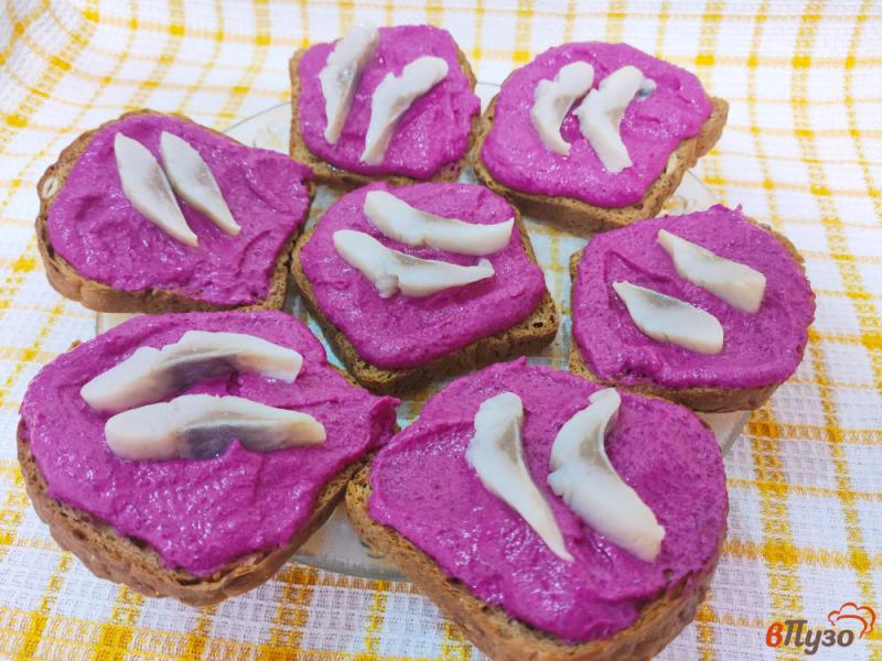 Фото приготовление рецепта: Бутерброды со свекольной намазкой и сельдью шаг №6