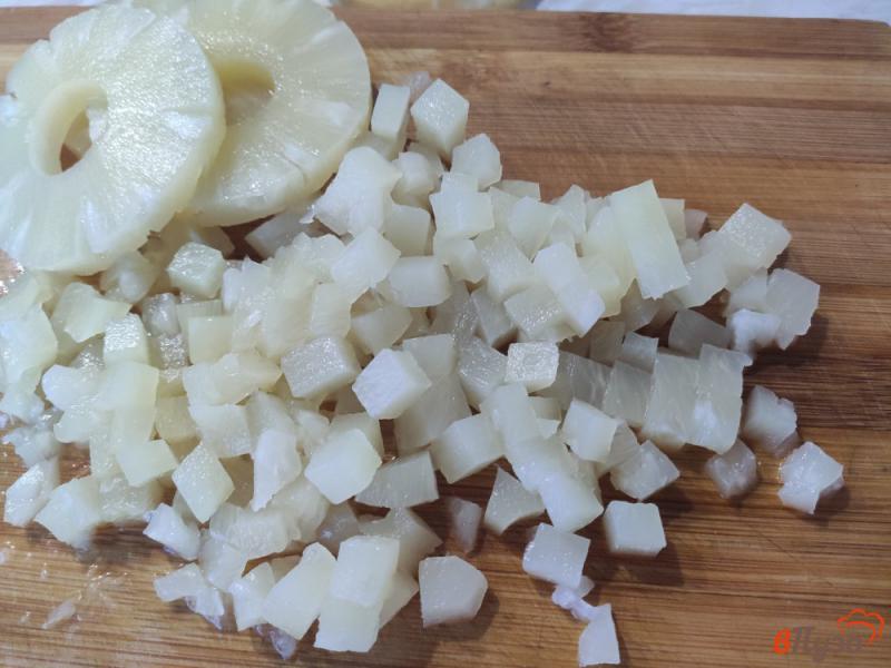 Фото приготовление рецепта: Салат из куриного филе с консервированным ананасом шаг №2