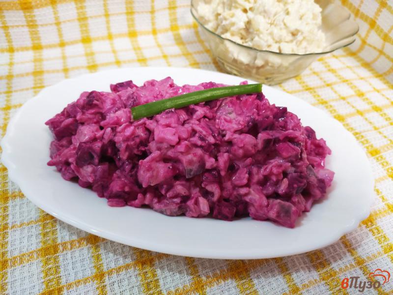Фото приготовление рецепта: Свекольный салат с отварным рисом и сельдью шаг №8