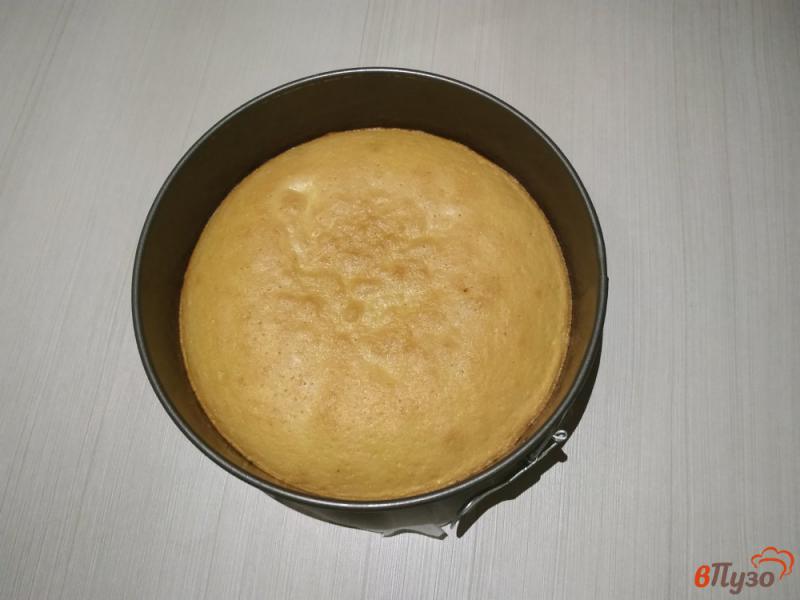 Фото приготовление рецепта: Торт бисквитный с фруктами шаг №4