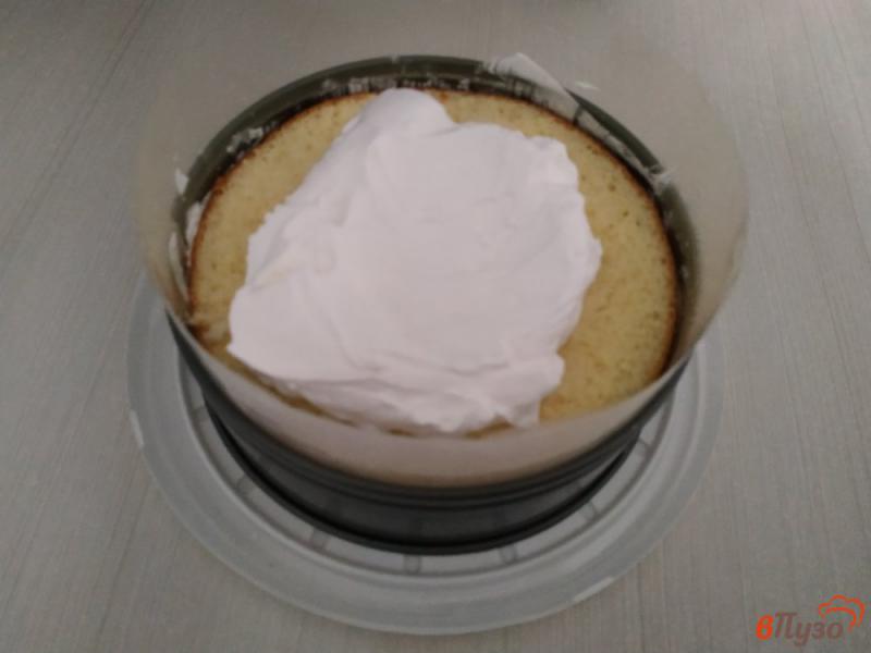 Фото приготовление рецепта: Торт бисквитный с фруктами шаг №13