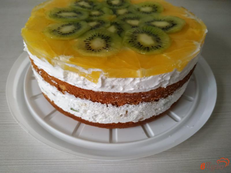 Фото приготовление рецепта: Торт бисквитный с фруктами шаг №18