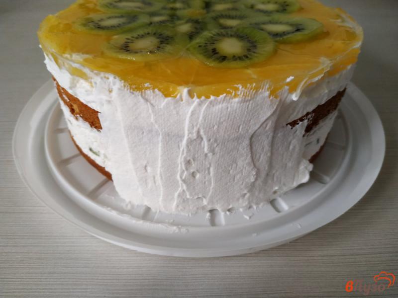Фото приготовление рецепта: Торт бисквитный с фруктами шаг №19