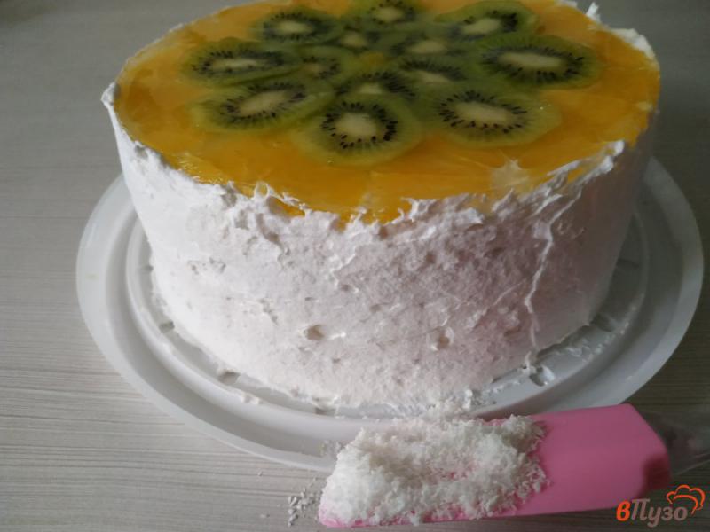 Фото приготовление рецепта: Торт бисквитный с фруктами шаг №20