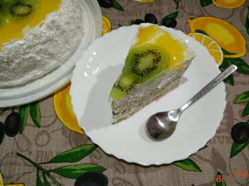 Фото приготовление рецепта: Торт бисквитный с фруктами шаг №22